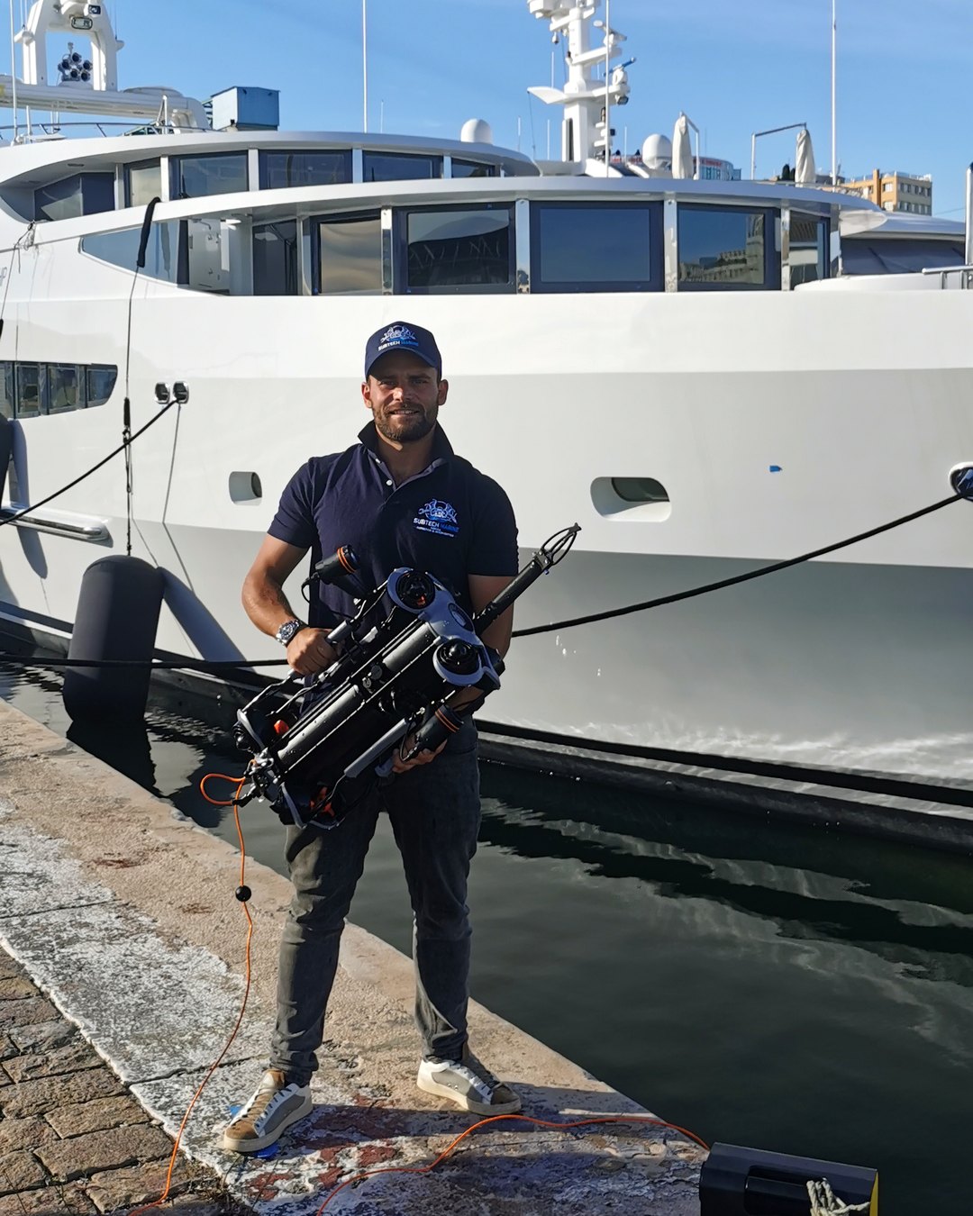 Benoît Cornil-Santucci, fondateur de SUBTECH MARINE, pilotant le ROV devant un yacht