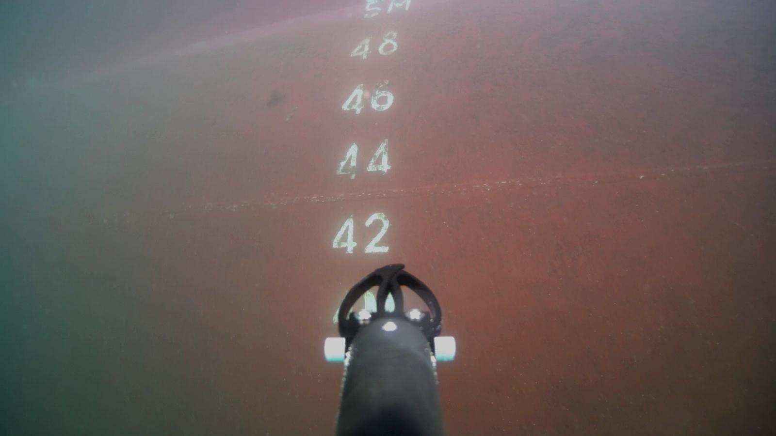 Inspection de coque par ROV — relevé des marques de tirant d'eau